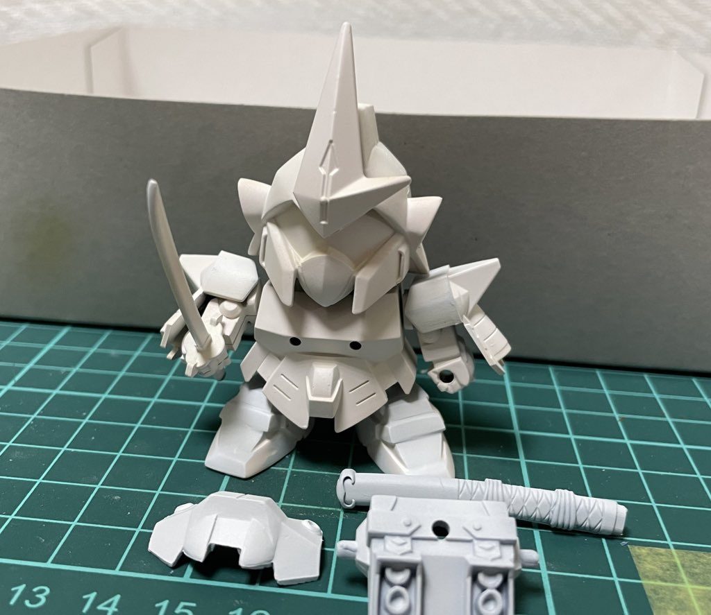 ゴールドは明るめにしたかったので下地は白を吹きました