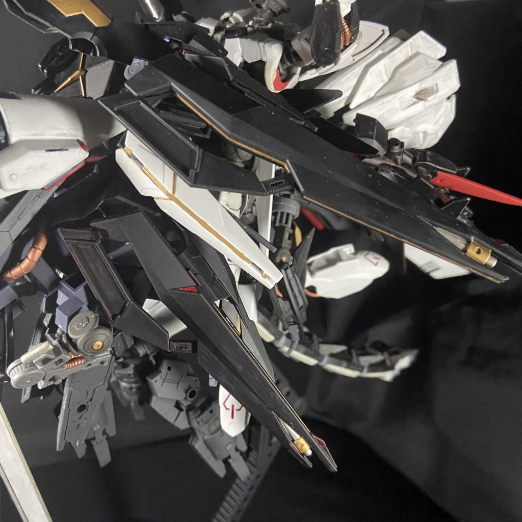 左右に2枚ずつ着いているのはダブルリベイクライフルを組み替えたものです。ビットのように射出し遠隔操作でオールレンジのビーム攻撃が出来ます。エイハブ粒子とエイハブウェーブが上手い具合になってビットのような運用を可能にさせた武装です‪w