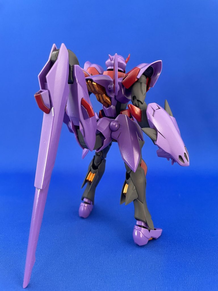 機体名:ドラドRふと購入したドラドがあんまりかっこよかったので部分塗装で仕上げました！製作中ツノが紛失するという悲劇に見舞われたので、オリジナルの角をスクラッチしています。