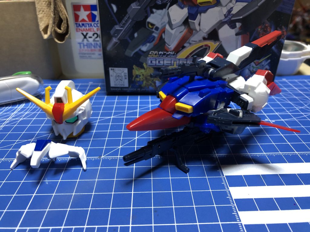 さすがに可動に関しては現在とは比べるべくもありませんが、当時としては画期的なカッコ良さだったと思います。頭と前スカートだけは外しますが、残りはほぼ差し替えなしで変形…SDCSのゼータの飛行形態もすごくスマートですが、変形ギミックとしてはこちらの方が優れていると言っても良いと思います^_^bそのうちHGUCゼータと並べて撮影したいですね*\(^o^)/*