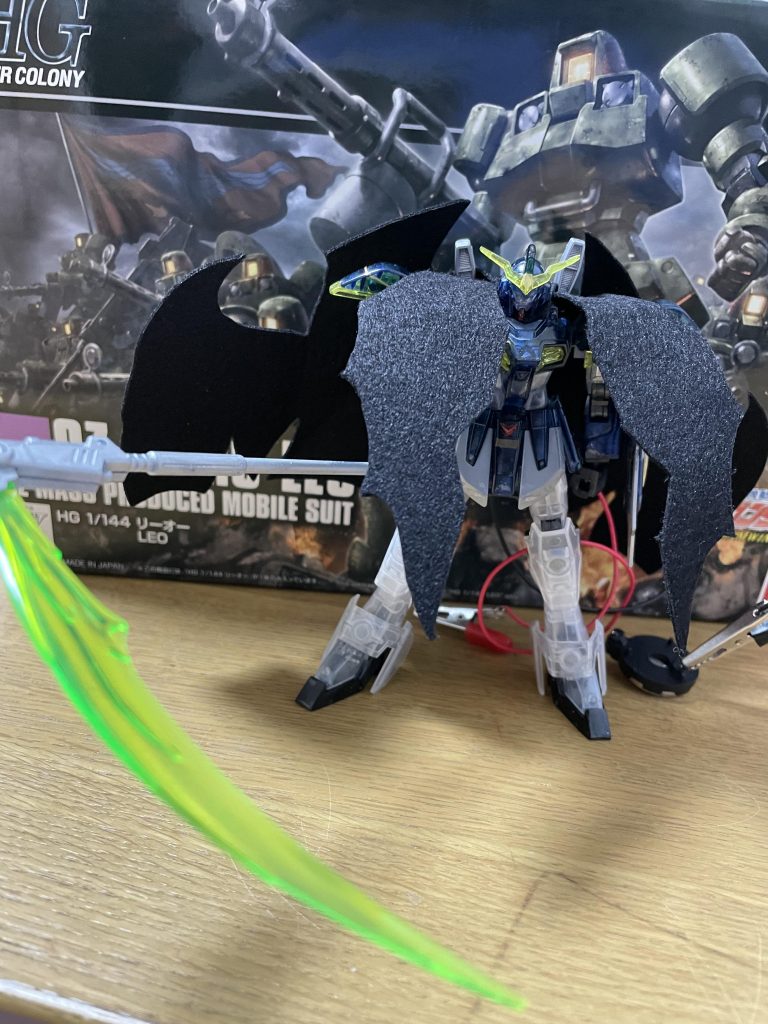 マントの素材はどうしようかかなり迷って、皮にするか布にするか悩んだ挙句、ハードフェルトという工作にはうってつけの素材を発見。安くて紙のように切ったり貼ったりできるということで初挑戦にはお手ごろでした。