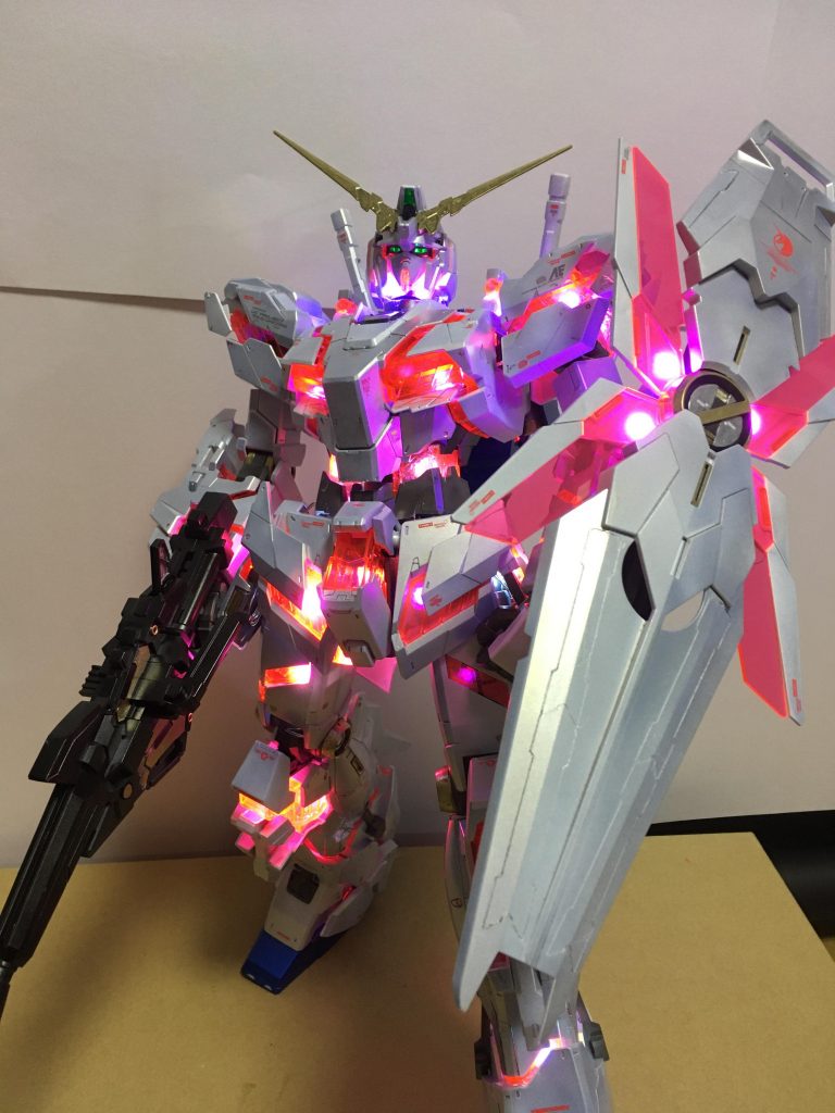 なんたって汎用RGB LEDを気合いで埋め込んだのでカラーは自由・・そう・・コレをやりたかった・・「　それでもっ　　！　　」「ユニコーーン！！！　　」