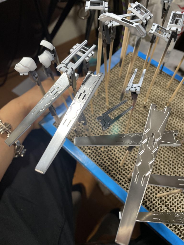 フィンファンネルは地味にメッキ塗装してます。ガイアプレミアムミラークロームだっけな。サフ吹かなきゃもう少し鏡面になってたかも。