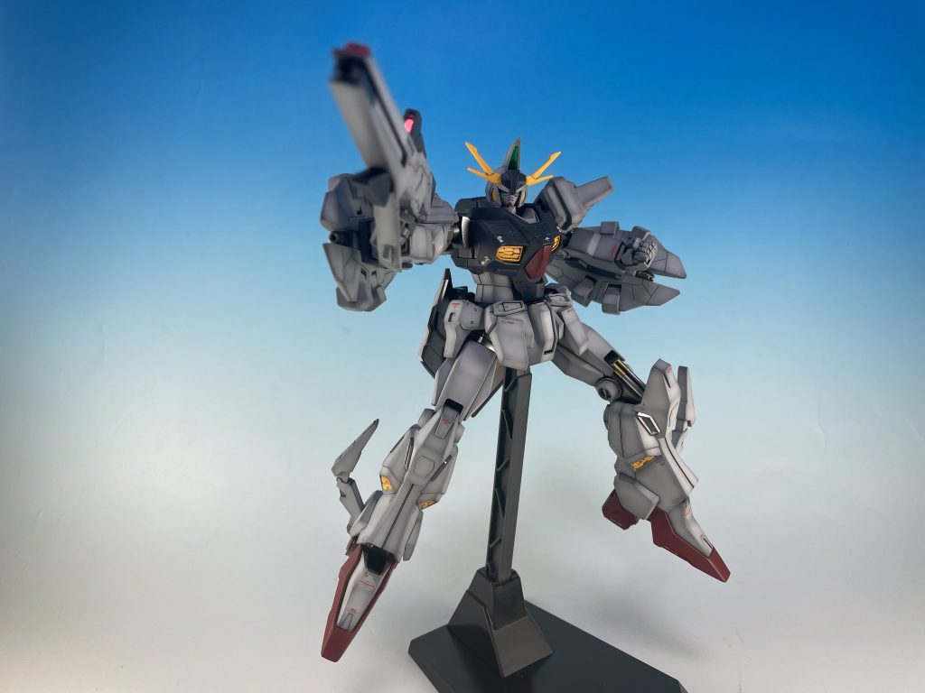 ソールに赤を足すだけで見慣れた安心感のあるガンダムに。