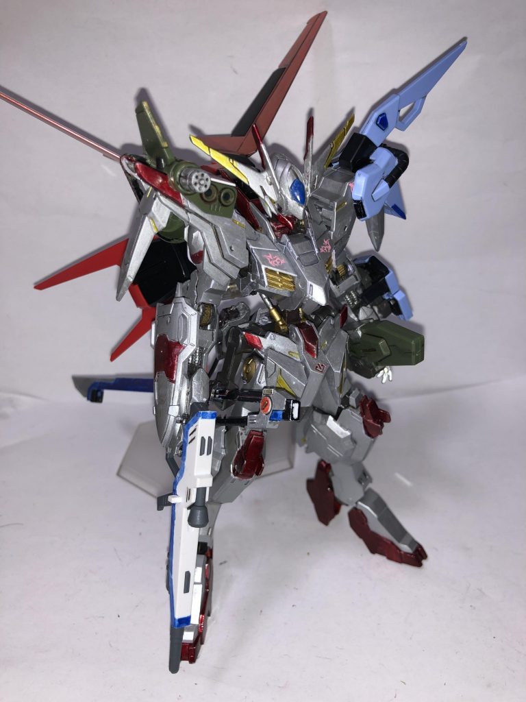 パーフェクトアーマー地上戦及び空中戦に対応したアーマー重装備による機動力は下がってしまうもののリアスカートの端白星のスラスター及び背部のエール装備によりある程度の速度を保っている