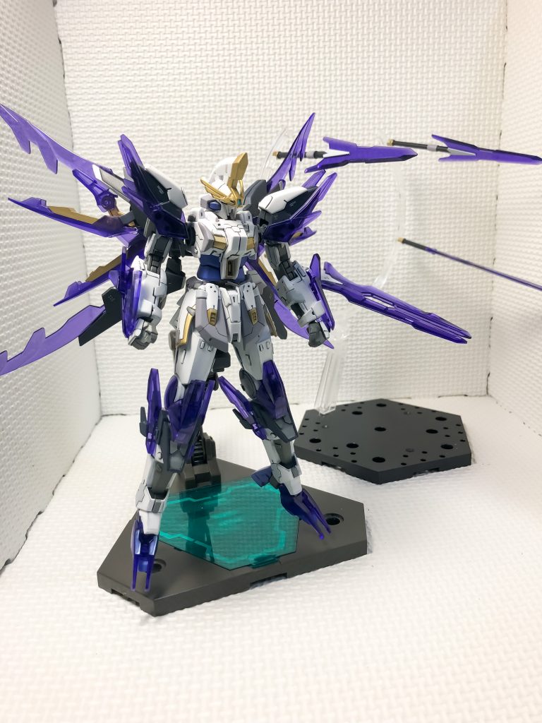 素立ち図です。トランジェントグレイシャーとリブランスヘブンで色合いが真逆だったので、今回は白を基調に塗り替えました。各部プラ板やスジボリで凹凸のあるディテールを追加しています。騎士のような見た目なので金色を活かせるようにサイドアーマーに縁加工をしています。