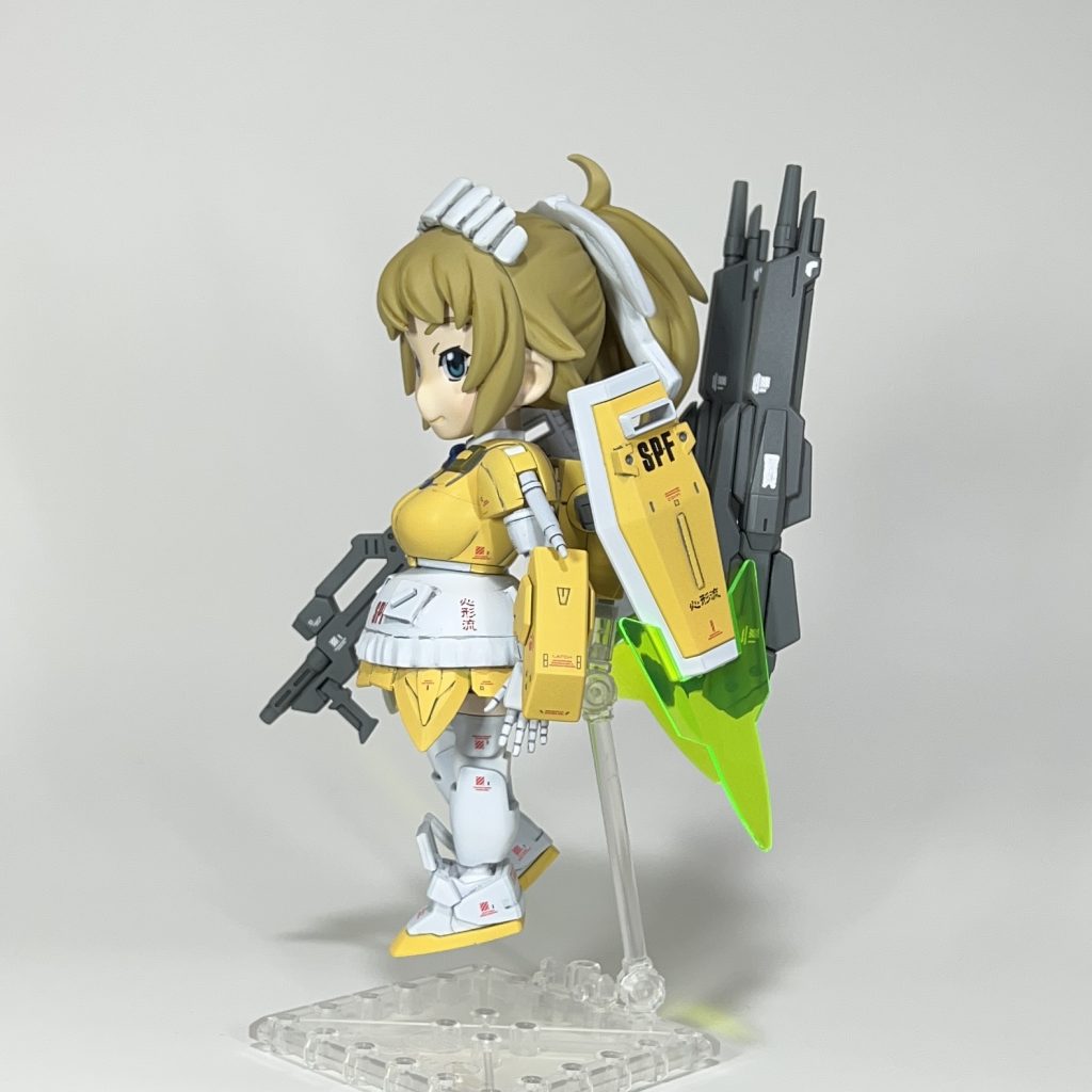 シンプルなポーズですポージングにあまり自信が無いのと、初の美少女プラモでどんなポーズを取らせていいのかわかりませんでした…