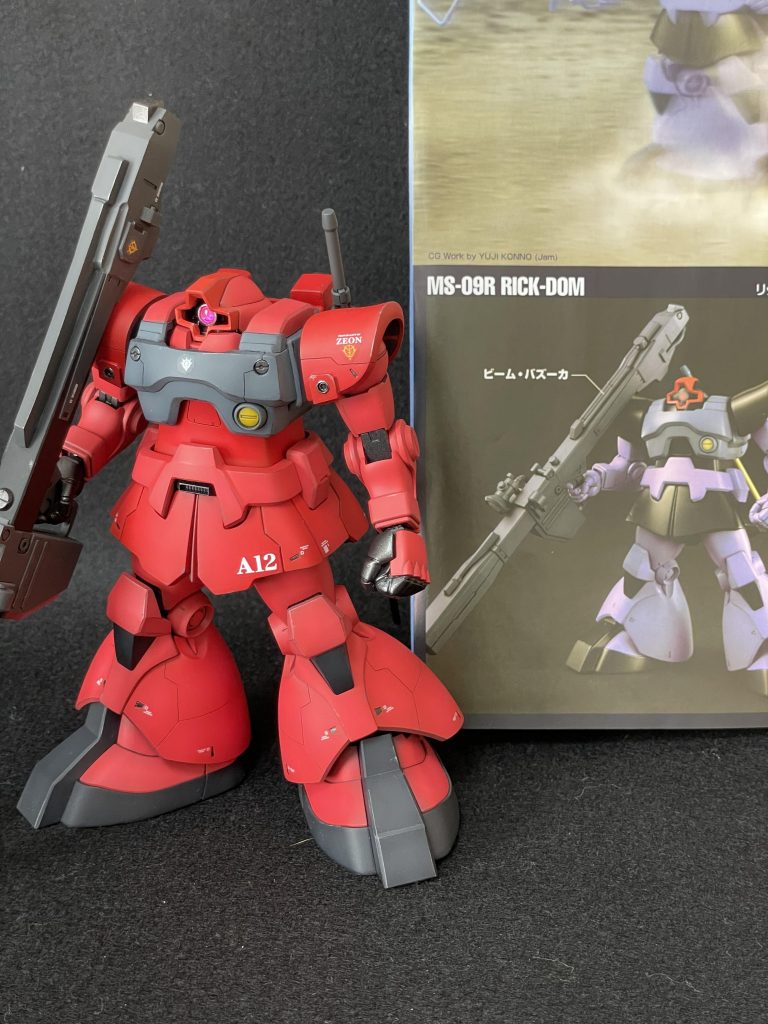 素組の写真撮り忘れたので説明書と並べて。2やトローペンにつながることを意識してディテール加えました。赤はモノアイ周りを除いて3色で分けていますが、写真だとわかりにくいですね。シャアの赤って表現が難しいと思います。赤い彗星なのであまりピンクにはしたくないし、かといってのっぺりさせたくない。今後の課題です。