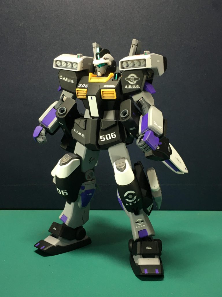 ビームマスターはオレンジという結構奇抜な成型色だったので、ビルド系キットを作るときによくある、宇宙世紀の世界にいてもいいようなカラーリングに変更してみました。 各部の合わせ目消しに加えて、全身を塗り替えるときに注意が必要な関節部のクリアランス確保も入念に行っています。 なお、色の変更以外に相違点として、バックパックは元のジムⅢのサーベルラックに戻しています。