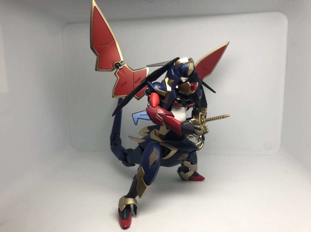 剣を構えてるようないないような