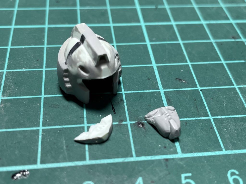 頭部はもっさりした印象を改善するために一度切り離し、緩いラインを彫り直してから内側にボールジョイントを仕込んで可動域を増やしてあります