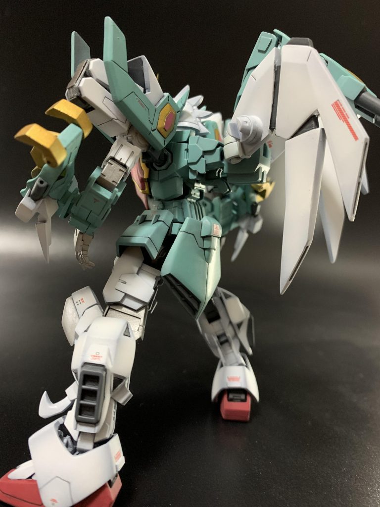 背面。素の30MMがディテール多めなので、何もしてないんですけどすごい手を加えたような見えますね。羽の形がのっぺりしてかっこよくないと感じたので、細かくて分割して、フレームが覗いてる風な最新のRGぽいデザインにしてみました。