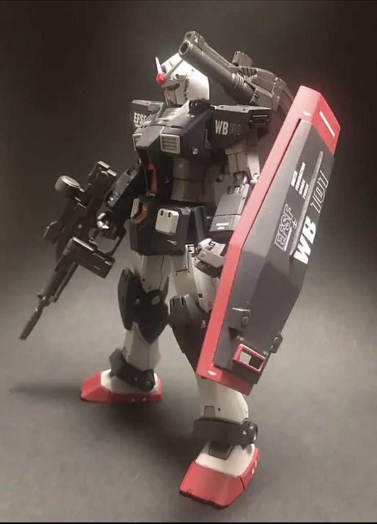 シールドにある連邦軍の十字マークは使わず、パテ埋めしてジム改のシールドっぽくディテールを追加しています。