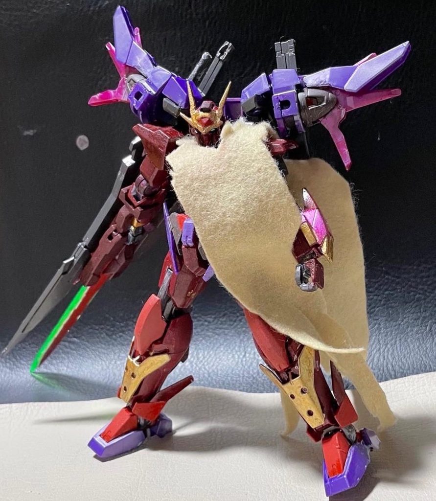 まずは普通の立ち姿です、カラーはマルーン、金、レッドブラウン、シャインレッドを部分塗装してます。そしてフェルトで作ったオリジナルマント装備してます。