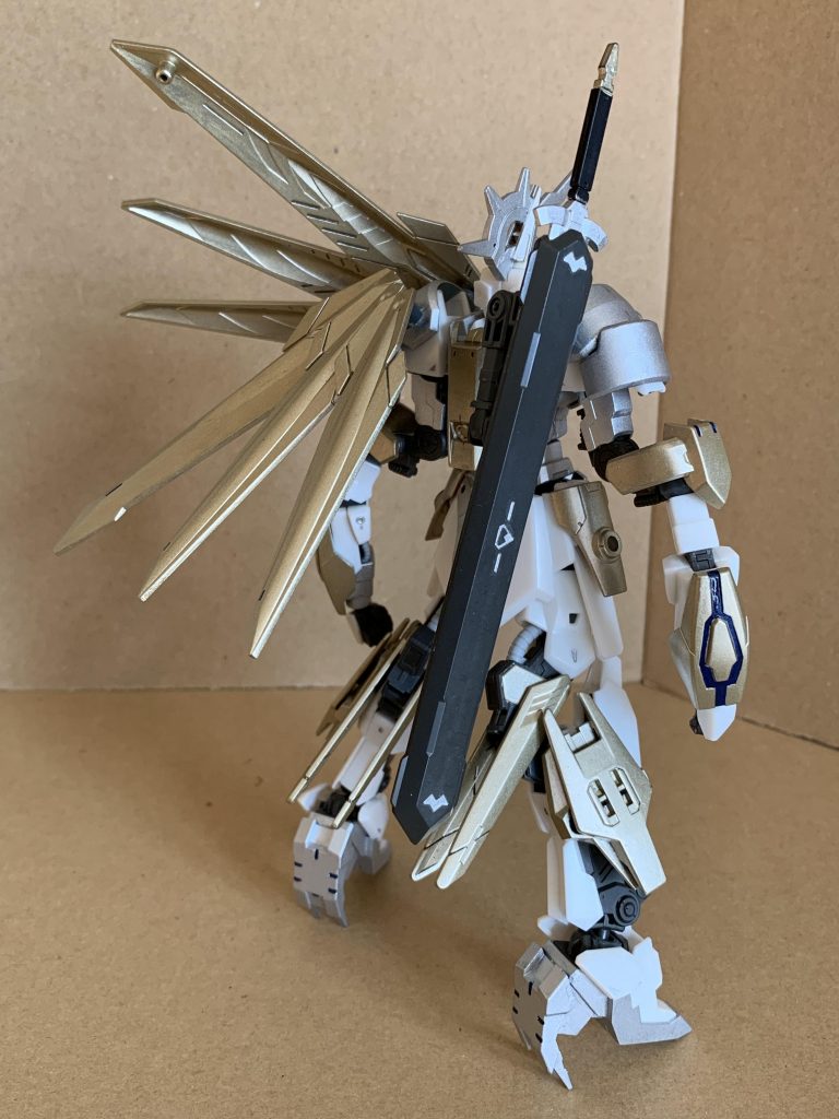 固定装備○アミナ・エギエネス左肩の前後に3枚2対で外套状に装備されているバインダー状の装甲。カルマートメッキを施したブランジエッジ製で、近接戦時に絶大な防御力を誇る。この装備と両腕の稼働範囲の広さと相まって、近接戦では他の追随を許さぬ強さを見せつける。