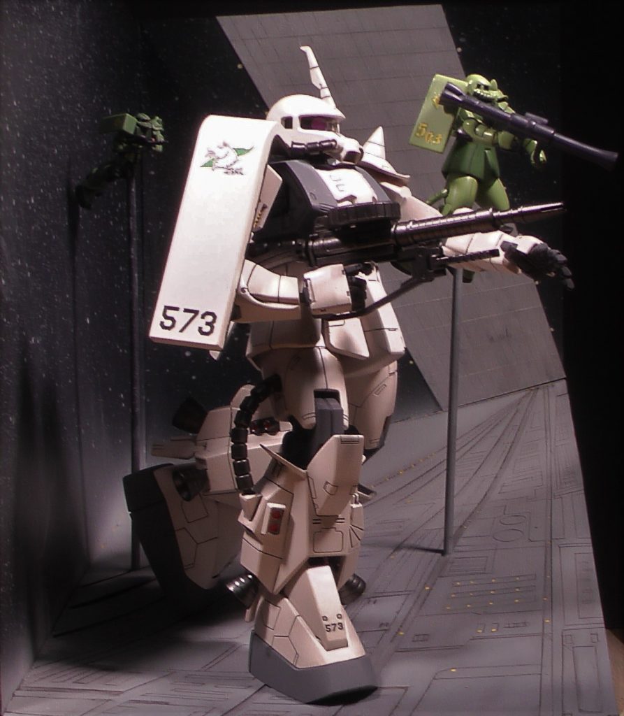 再現といいつつ、当時は旧キットが入手できず、MG Ver1.0の06R-1A型ザクを使用しています。ザクマシンガンは同Ver.2.0、手首はビルダーズパーツに交換しています。