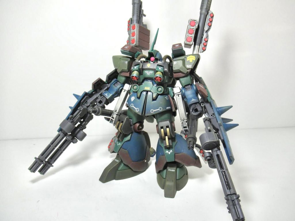 ドムR35標準装備のシールドにユニコーンガンダムのビームガトリングを移植。地上戦、宇宙戦にも対応。