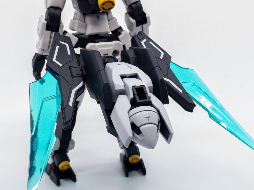 腰部に装備されるGNディフェンサーのブースターユニットには大型GN粒子タンクとコーン型スラスターを搭載