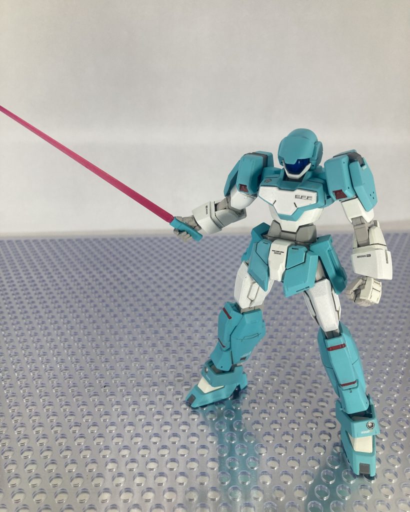 サーベル持ち手をビルダーズパーツのライフル握り手を改造して作りました、ネオジム磁石内蔵でしっかりホールド出来ます。