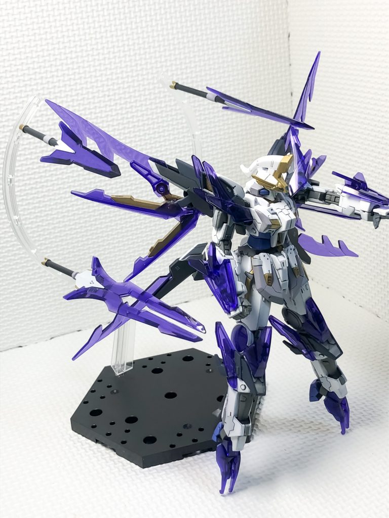 トランジェント系のようにランスビットとして使用できます。武装類も本体の色を変更するのに合わせて、色の変更と塗り分けをしています。台は、AGEFXのビット用台座を使っています。