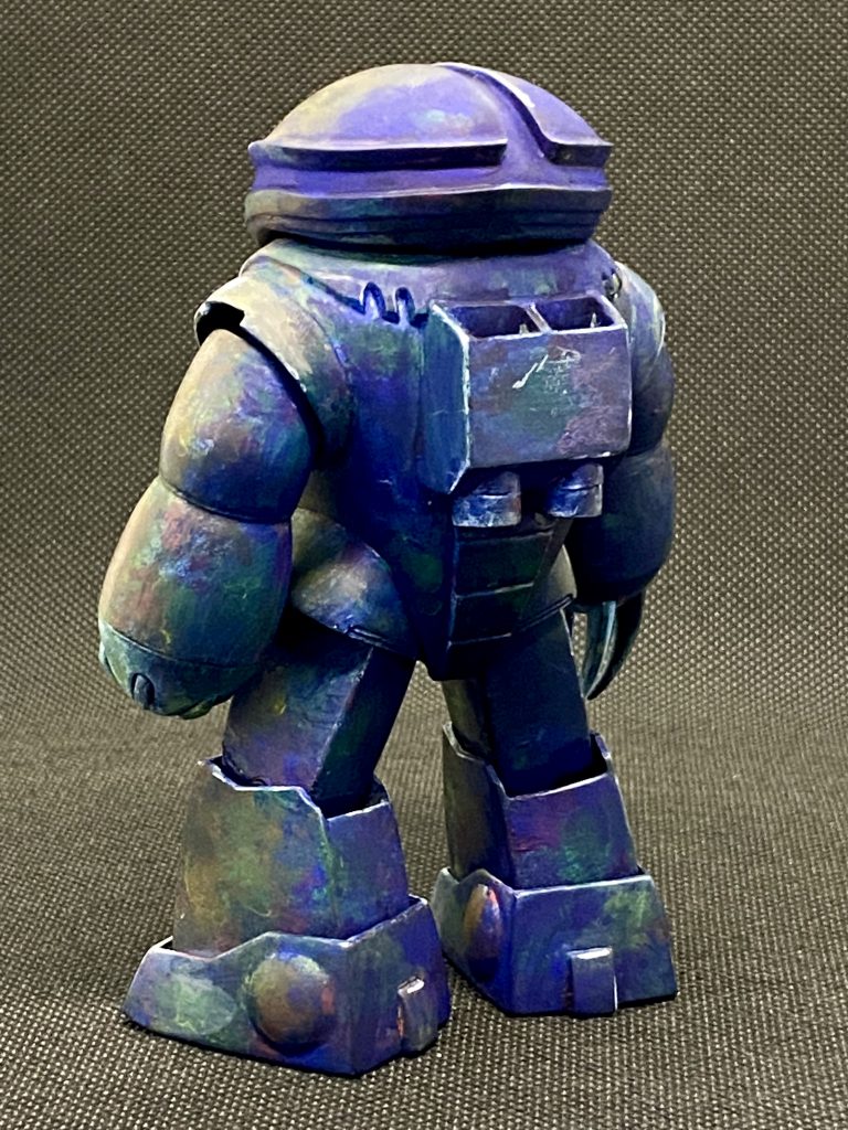 背面は敢えて暗めに仕上げています。海の底とか、ジャブローの洞窟内のイメージでしょうか。