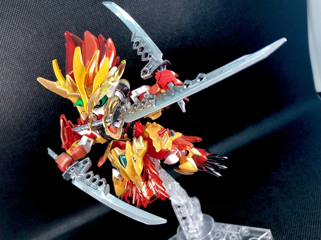 そして三刀流…アゴマウントの刀のせいで可動はかなり制限のされるのですが、思い切ったポージングになるせいか、不思議と気になりません。