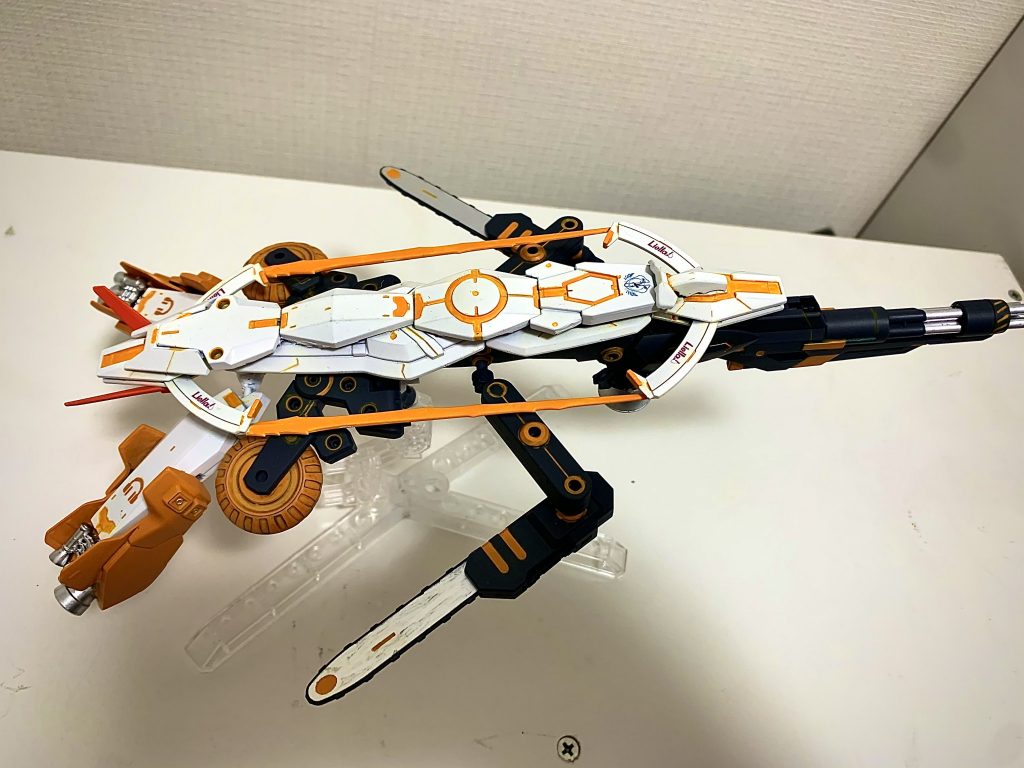 余ったパーツいろいろ組み合わせて作った謎の飛行ユニット。ウーンドウォート単体でも飛行できますが、これに乗るとより高速飛行が可能になります。あと武器も色々積んでいて支援機としても使えます。