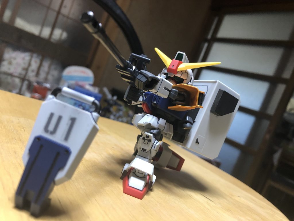 そして陸戦型ガンダムといえば、やはり「輝き撃ち」ですね。正確には腰だめのようですが、膝立ちで表現されてます。SDだと顔が隠れてしまうのが弱点*\(^o^)/*ですね^_^;