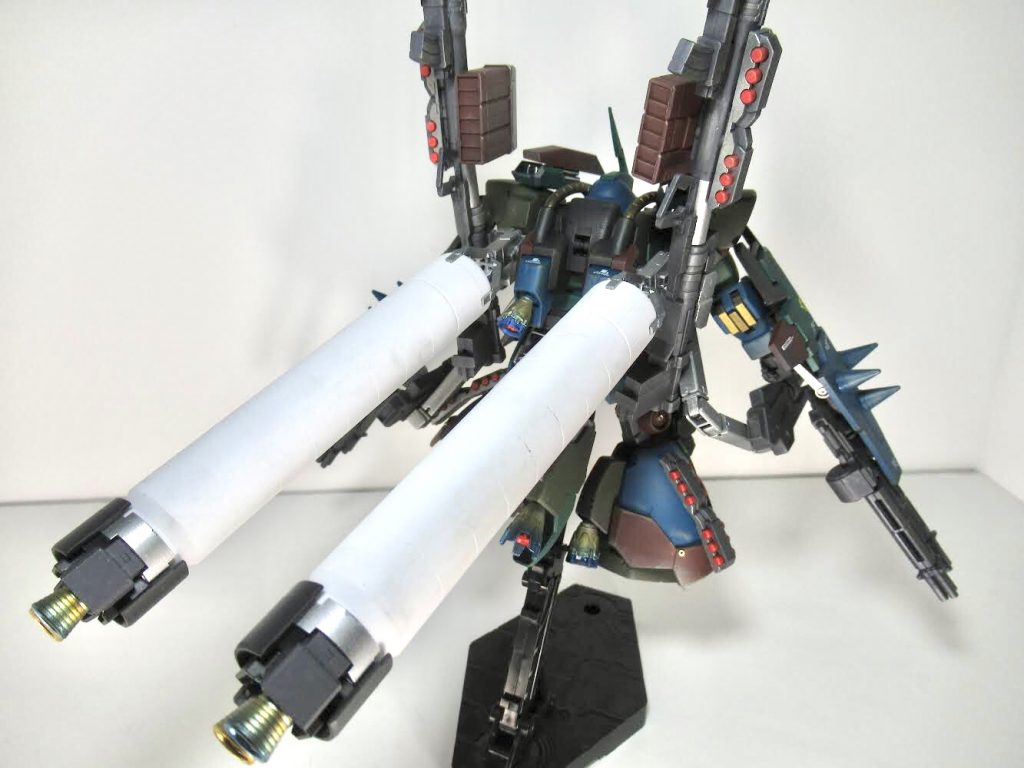 宇宙戦仕様大型プロペラントタンクを装備。ドム巨体を運ぶ大型のものを装備