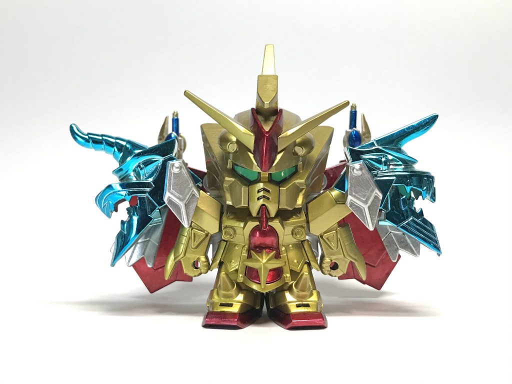 正面から、スペリオルドラゴン を基本として組み合わせや一部切り貼りしてます。出てる顎が旧SDぽく、ダサくて最高です。