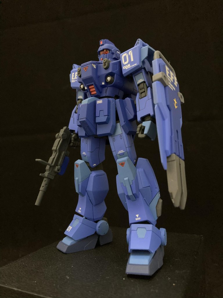 HGブルーディスティニー1号機完成です。基本作業表面処理継ぎ目消し、筋彫り追加、サフ、ラッカー塗装、墨入れ、デカール貼り、艶消しトップコート。胸部マシンガン銃口に真鍮パイプ埋め込み。胸部ミサイルは2mmプラ棒で製作。頭部はゲーム版シールドは局地戦ガンダム？？