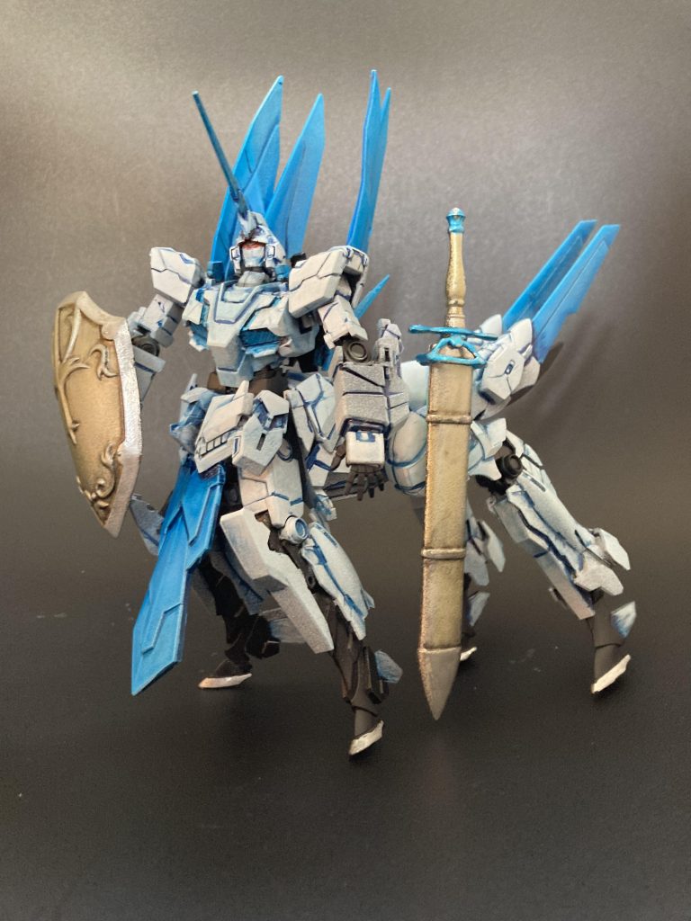 最大稼動モード「デストロイモード」に変身する前の純血なイメージ、伝説の一角獣と同じく純粋な青白い機体にしています。