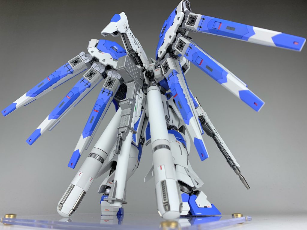 バックショットこの写真かなりお気に入りでHi-νガンダムらしさが存分に感じられるアングルではなかろうかと思います🥳アクリルプレートはヤフオクにて購入させていただいたものを使用しております☺️