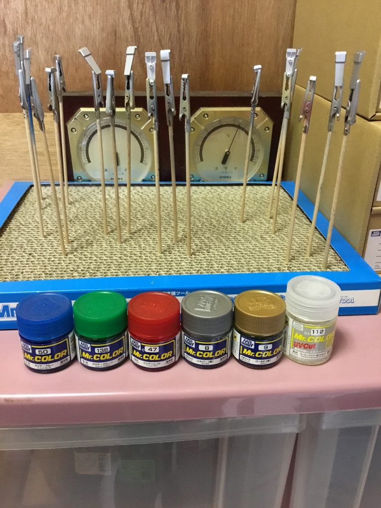 下地にミスターカラーの8番シルバーを吹いて乾燥。並べた色を使ってそれぞれの腕ごとに色分けします。