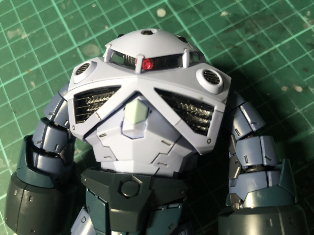 バックパック、足裏のスクリューや胸部ダクトの内部にガンダムマーカーのメッキシルバーを使ってみました。直接ペン先で塗っただけですが、丸で本物の金属パーツの様な鏡面になります。