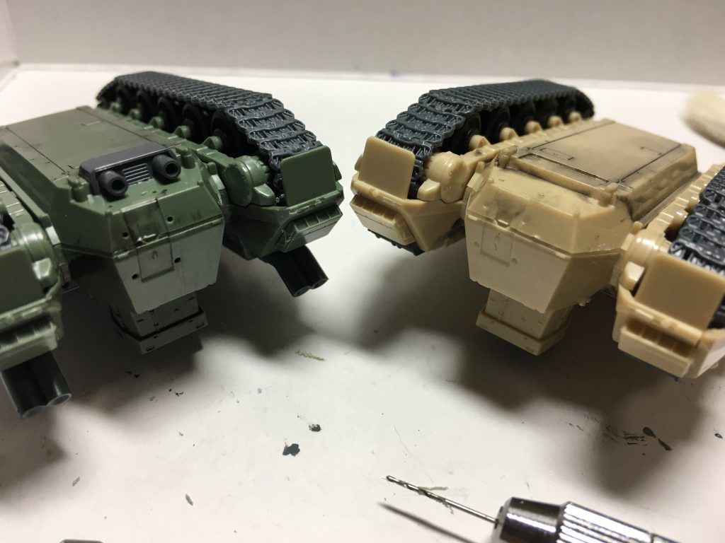 マゼラアタックにはお好みで接着してくださいというパーツがあり、後部の手すりやフック、排気ノズル、スモークディスチャージャーなどが付属しています。 手すりは接着する箇所に浅いへこみがありますが、そのまま点付けで接着すると確実に折れそうなので、事前に0.6mm穴を開けて軽く差し込んでから速乾タイプの流し込みセメントで接着するといいでしょう。 塗装は転輪(見えないけど)をMr.フィニッシングサーフェイサー1500(ブラック)で塗ったのみです。履帯の組み立てでポロポロ外れるので仮組段階での組みつけは諦め、先に転輪を塗ってから怒りの接着。…なんていうか、2回目は作りたく無いキットかな。