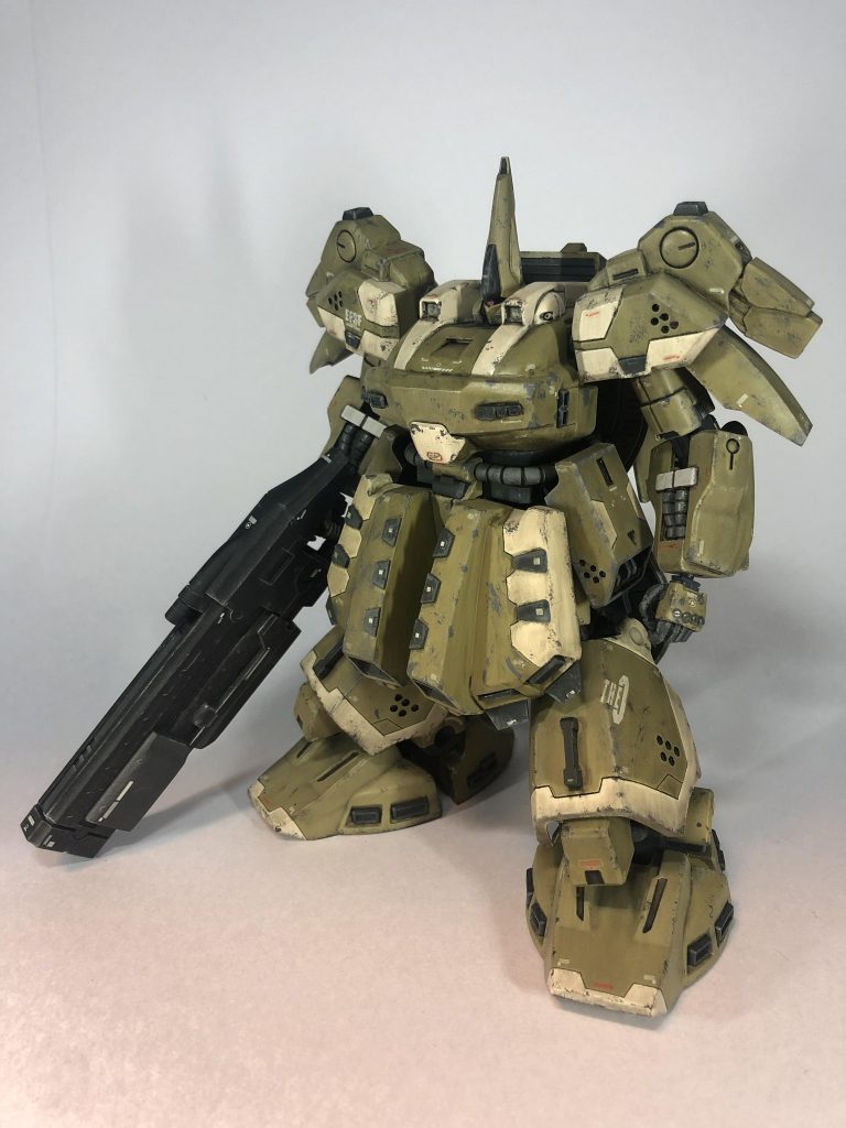 肩、胸のアーマーはパテで形状変更しています。 