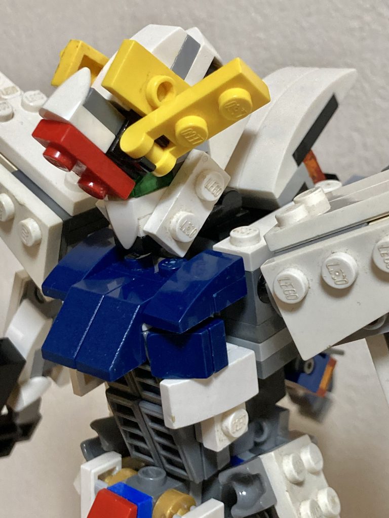 胴体は意外と簡単に出来ました。よく考えると凄い個性的なデザインですよね。