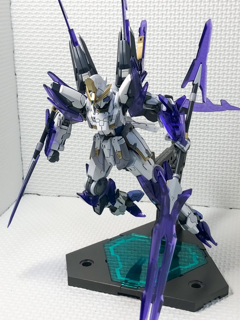 肩周りは、トランジェントグレイシャーのままだと少し細めに見えたので、ジャンクパーツを少し削って合わせる形でボリュームをアップしています。