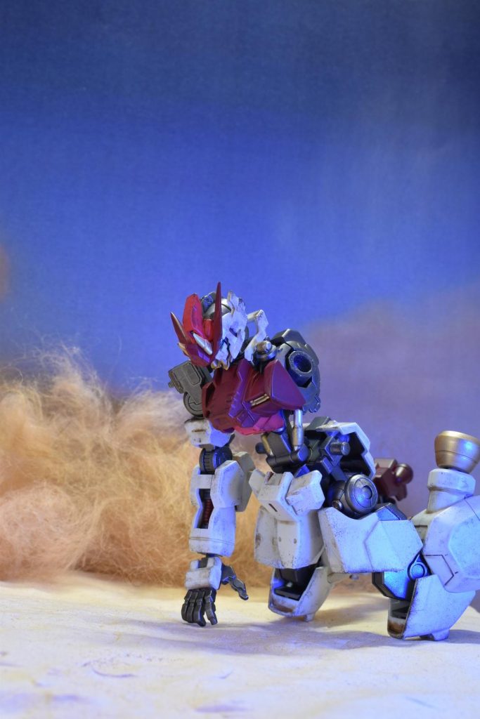 アネモネの花言葉は「儚い恋」や「君を愛す」。また、花の色別にも花言葉があり、赤 は「君を愛する」、白は 「期待」「希望」「真実」、紫 は「あなたを信じて待つ」となっています。ガンダムの白色は主役機というイメージから「期待」とか「希望」を見出すような印象を受けるため、このガンプラも白色をベースとしています。具体的なストーリーは決めていませんが、鉄血のオルフェンズ外伝の主役機という立ち位置を想定しています。