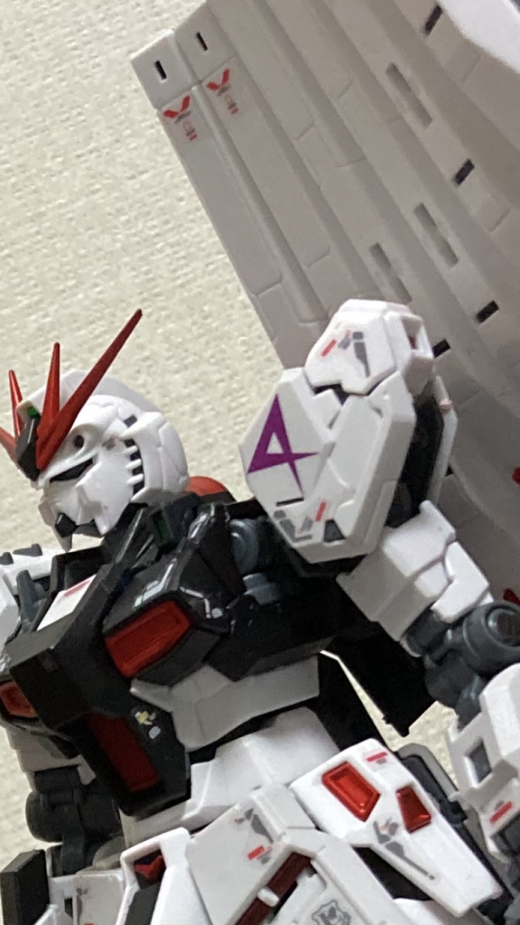 肩にフェイクνガンダム用デカールをムリやりねじ込む。タイトなジーンズにねじ込むよーに♡