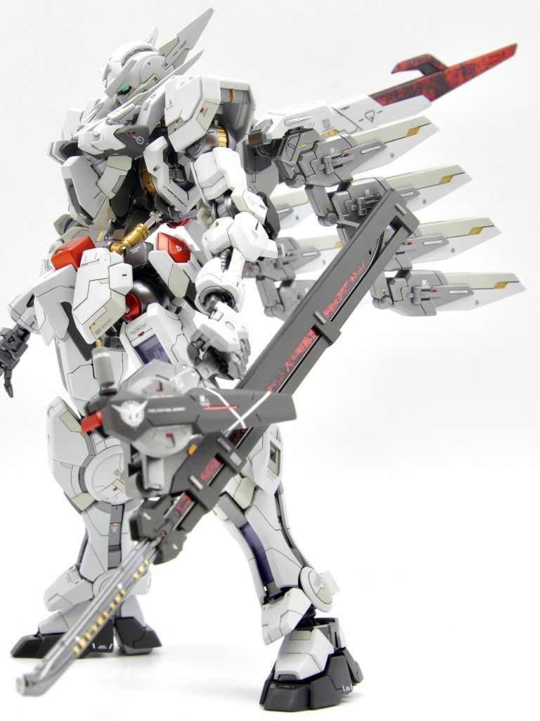 元機体との親和性を考慮し元々の武装とされていた太刀、及び背面遠隔操作ブレードをGNコーティングして転用しています。