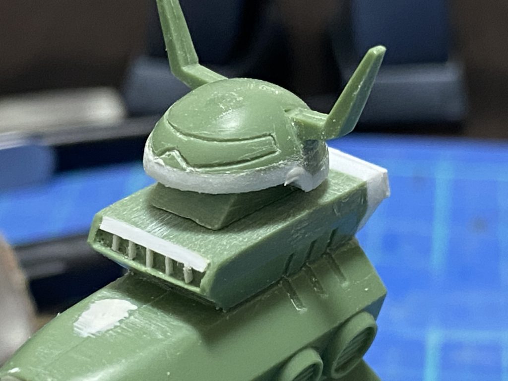 ここから製作レポートです。改造箇所、まずは艦橋から。・ヘルメット型の上部艦橋をプラ材で2mm程度厚く・下部艦橋の窓枠追加（窓枠は量産型ムサイにしかないのですが、好みで取り付けました）・下部艦橋後端の張り出しを追加（張り出しのあるのがシャア専用、ないのが量産型と設定画で描き分けられていました）