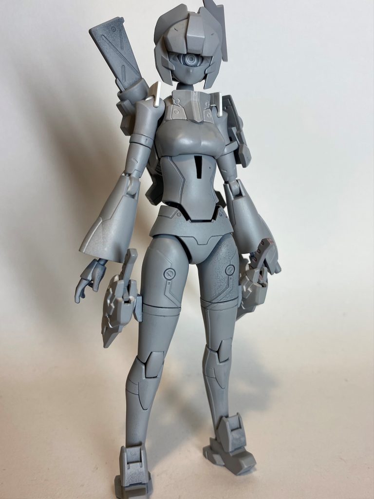 ■塗装・仕上げサフを吹いた後、調色した塗料をエアブラシで吹き付け。塗装パターンは、白黒+ヒトツメカラーの紫で。メイとの差別化で塗分けパターンを一部変更しています。また、靴に関しては塗料を吹き付けたホイルシールを切り出して貼り付けたりしています。デカールは差し色になるようオレンジを中心にチョイスしました。センサー類はホイルシールやホログラムフィニッシュも使っています。この時点ではまだ目がクリアパーツではありません。ジャンクパーツからちょうどいいクリアパーツを発掘、置き換えています。