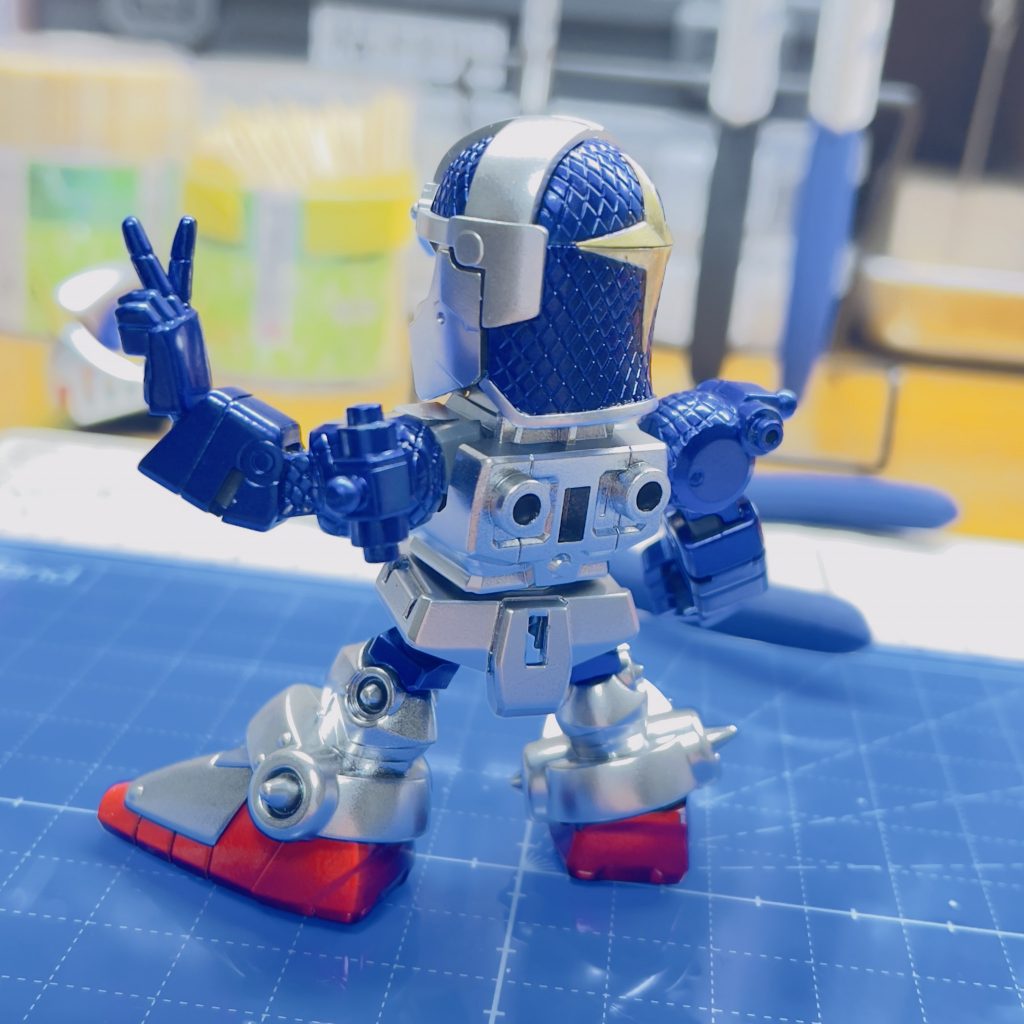 後頭部の十字マークはガンダムマーカーで塗り分けました。ムラがあるのでもう一度色を重ねた方がいいかもしれませんね。ただ鎧を外す時に塗膜を削りそうなのでもう軽装モードにはしないかもしれません笑