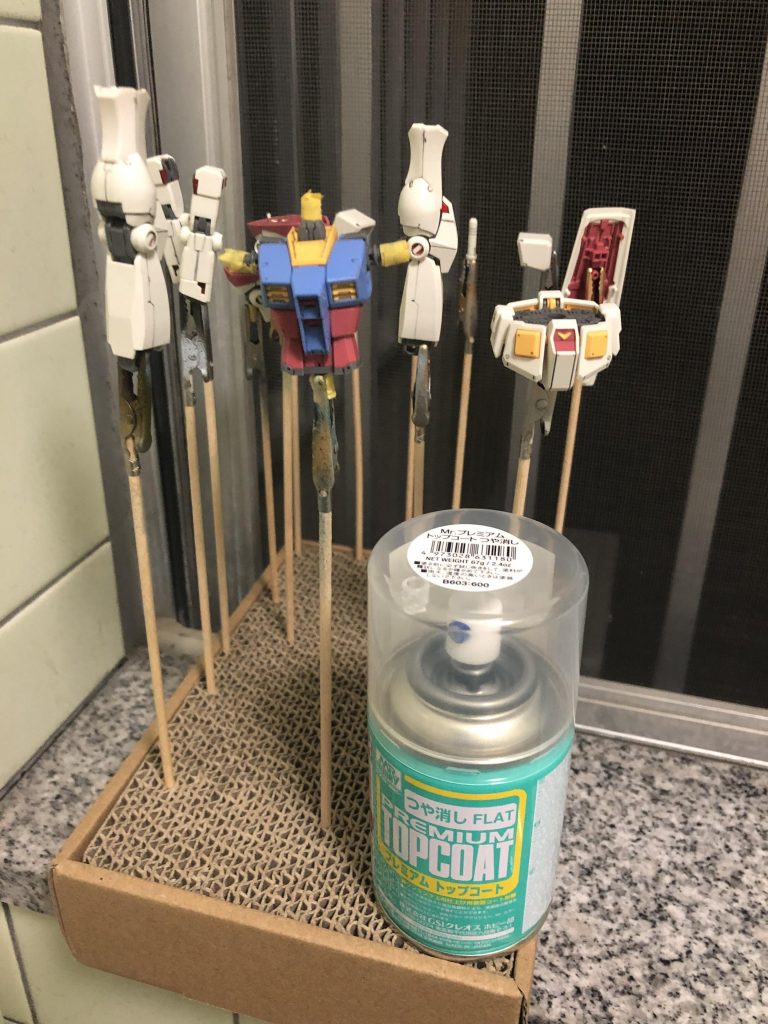 最後は水性の艶消しトップコートを吹きました。成型色にも効果があるかはわからなかったので、試しにという感じでしたが、上手くいきました。なんとなくみんなが艶消しを吹きたがる気持ちがわかった気がします。