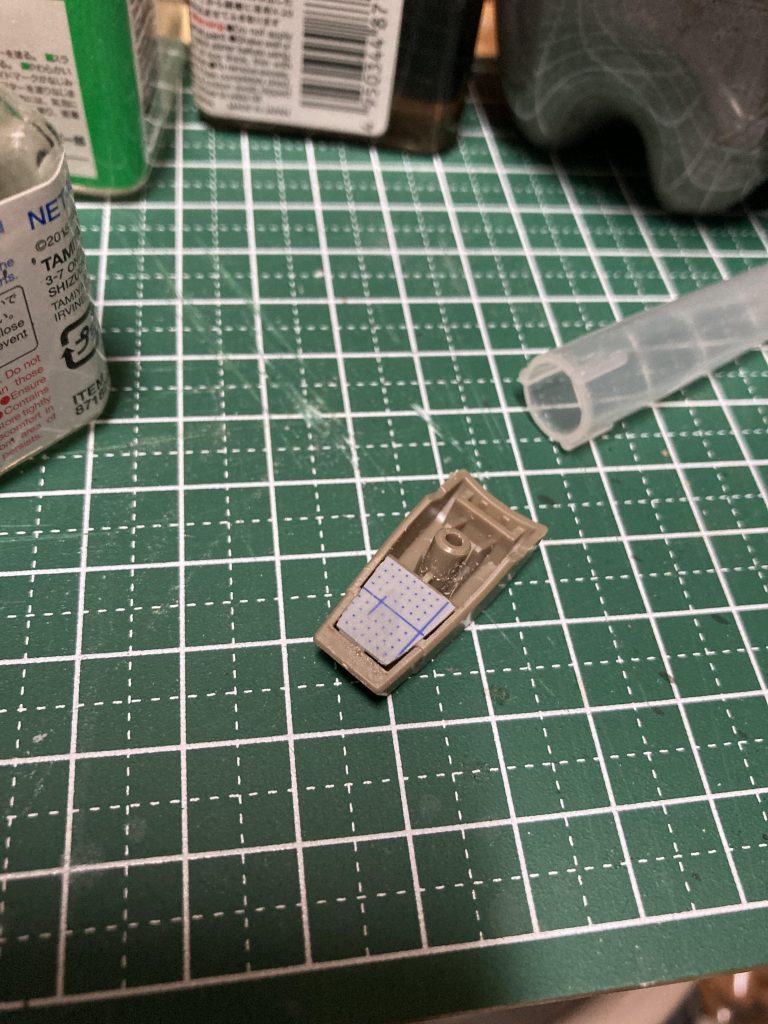 合わせ目消しはしませんでした。肉抜きはプラ板で蓋をしました。