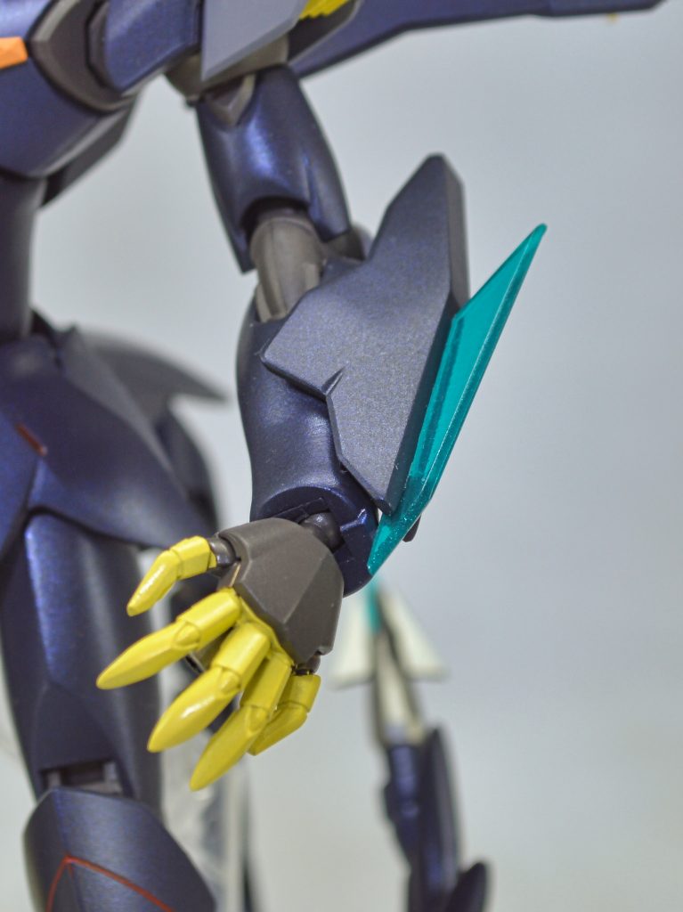 腕部にはシグルブレイドを備えた増加装甲スパローやダブルバレットに手足をぶった切られた経験から追加された防御装備