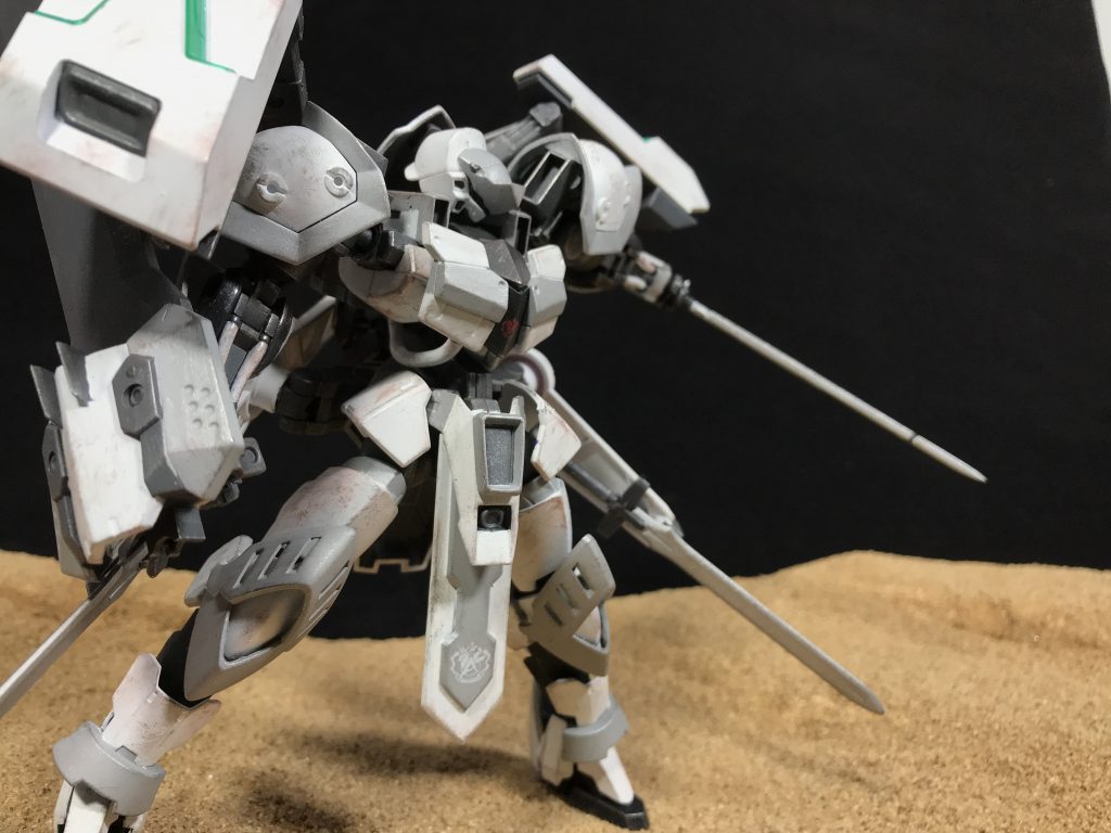 左手のバックラーシールドに搭載される東洋刀。繊細で折れやすいため、扱いが難しいが、切断性能が高い武装となっている。