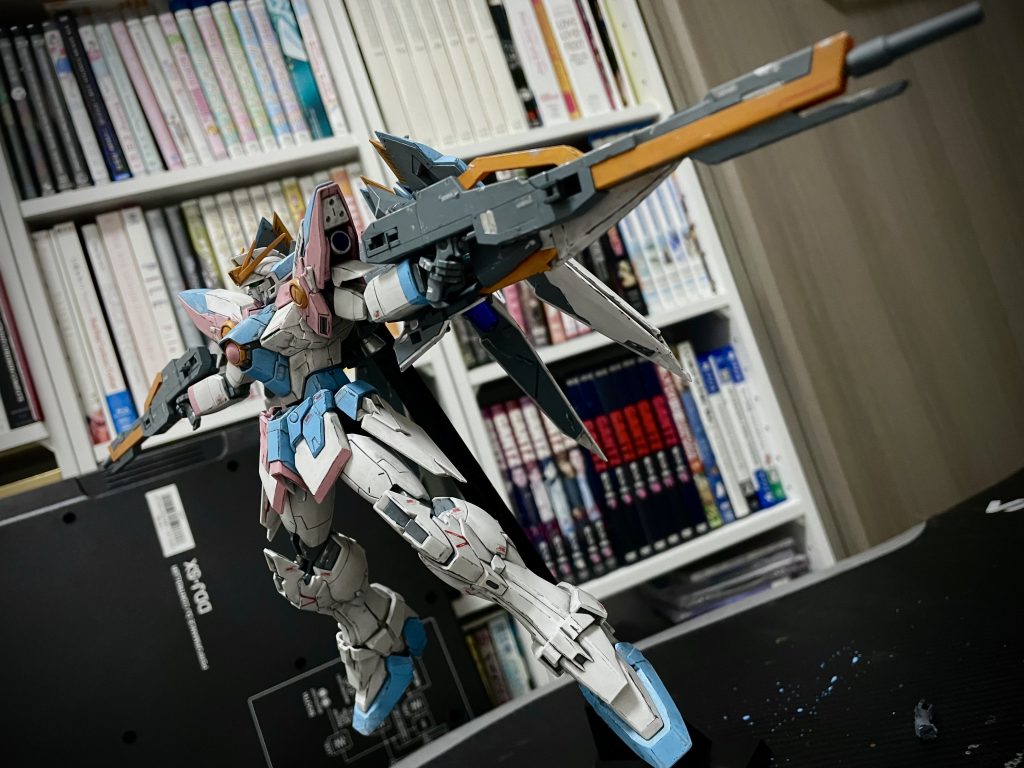 オレンジ、ピンク、グレーはスプレーが余ってたのでそれで塗装。水色は筆塗りしています。白は成形色。